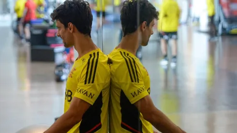 Rodrigo Caio fazendo fortalecimento no CT Ninho do Urubu (Foto: Marcelo Cortes / Flamengo)