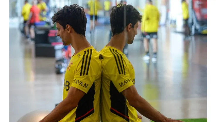 Rodrigo Caio fazendo fortalecimento no CT Ninho do Urubu (Foto: Marcelo Cortes / Flamengo)