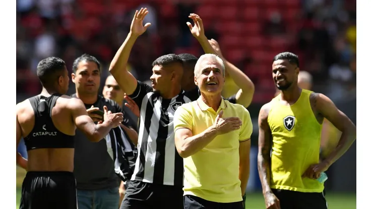 Luís Castro celebra vitória do Botafogo sobre o Flamengo (Foto: Mateus Bonomi/AGIF)