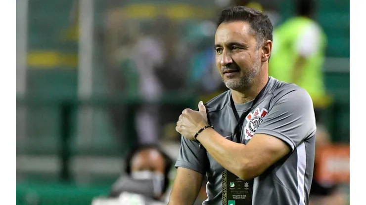 Vítor Pereira lamenta não ter saído com a vitória contra o Deportivo Cali, da Colômbia (Foto: Vizzor Imagem/AGIF)