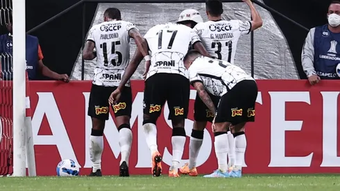 Jogadores do Corinthians comemoram gol (Foto: Ettore Chiereguini/AGIF)