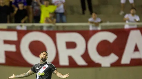 Setor defensivo do Vasco tem atuação ruim no duelo contra o Tombense (Foto: Daniel RAMALHO/CRVG)