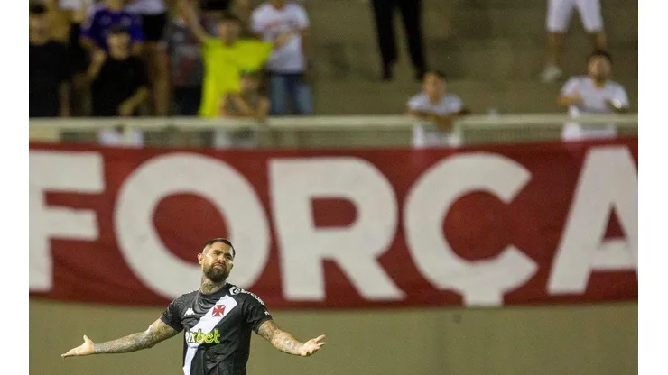 Setor defensivo do Vasco tem atuação ruim no duelo contra o Tombense (Foto: Daniel RAMALHO/CRVG)