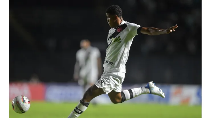 Andrey Santos revela que está próximo de acerta renovação com o Vasco (Foto: Thiago Ribeiro/AGIF)