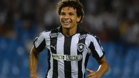 Willian Arão, em campo pelo Botafogo (Foto: Fernando Soutello/AGIF)