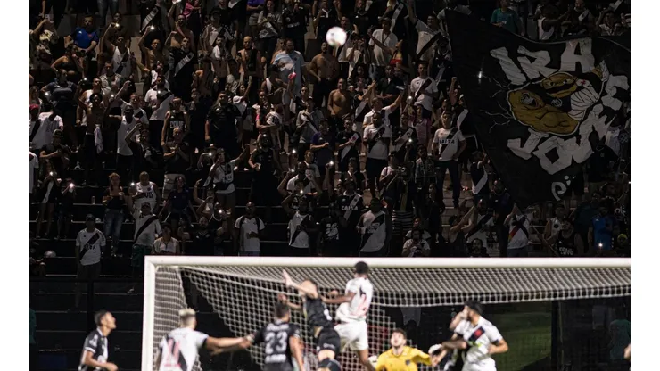 Hélio dos Anjos confudiu latido de pitbull feito pela torcida do Vasco com cantos racistas (Foto: Jorge Rodrigues/AGIF)