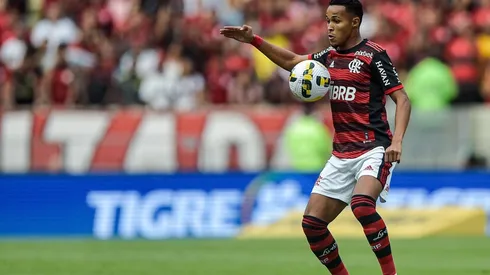 Lázaro é o líder, ao lado de Arrascaeta, de assistências no Flamengo no ano, com seis passes para gol (Foto: Thiago Ribeiro/AGIF)