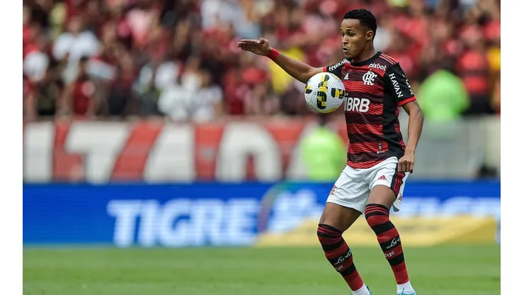 Lázaro é o líder, ao lado de Arrascaeta, de assistências no Flamengo no ano, com seis passes para gol (Foto: Thiago Ribeiro/AGIF)