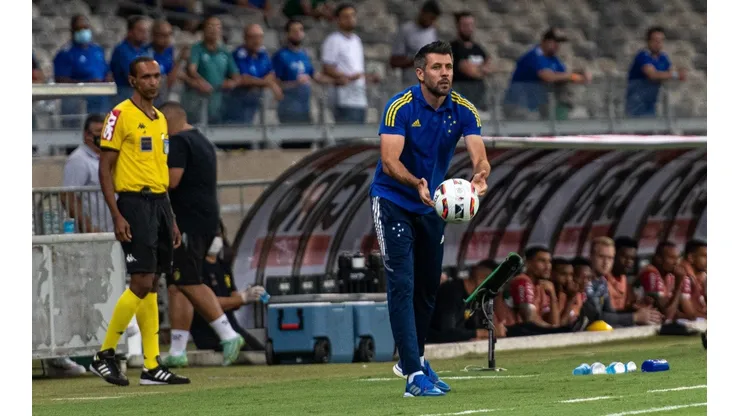 Paulo Pezzolano falou sobre força do grupo do Cruzeiro (Foto: Alessandra Torres/AGIF)
