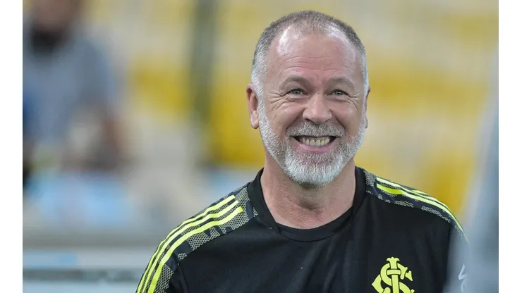 Mano Menezes elogiou postura da equipe em sua estreia com vitória (Foto: Thiago Ribeiro/AGIF)