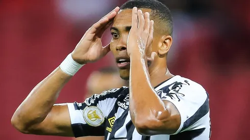 Madson se mostra aliviado por derrota pela placar mínimo para o Coritiba após péssima partida do Santos (Foto: Pedro H. Tesch/AGIF)