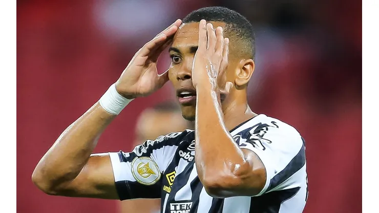Madson se mostra aliviado por derrota pela placar mínimo para o Coritiba após péssima partida do Santos (Foto: Pedro H. Tesch/AGIF)