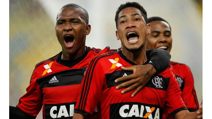 Flamengo v Vitoria - Brazilian Series A 2013