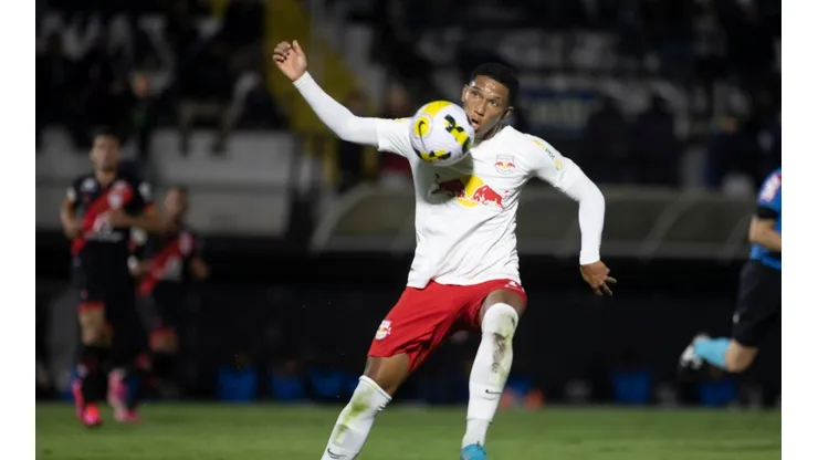 Sorriso marcou seu primeiro gol com a camisa do Red Bull Bragantino (Foto: Diogo Reis/AGIF)