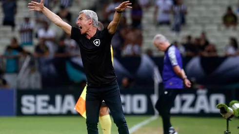 Luís Castro ficou agitado e gritou com o time o jogo inteiro na vitória contra o Ceará (Foto: Vitor Silva/Botafogo)