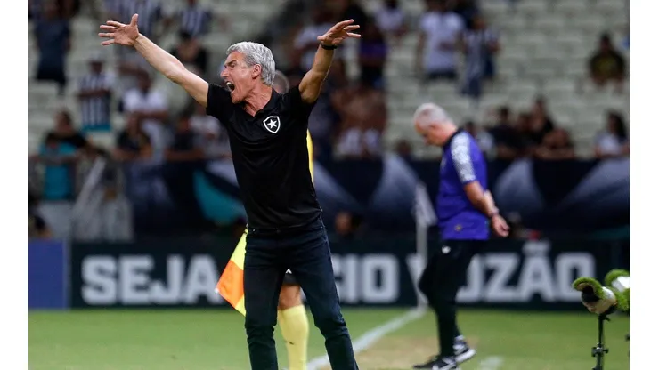 Luís Castro ficou agitado e gritou com o time o jogo inteiro na vitória contra o Ceará (Foto: Vitor Silva/Botafogo)