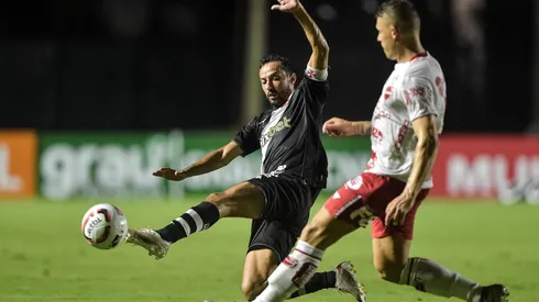 Aos 40 anos, Nenê tem números de destaque no Vasco somanda 2021 e 2022 (Foto: Thiago Ribeiro/AGIF)