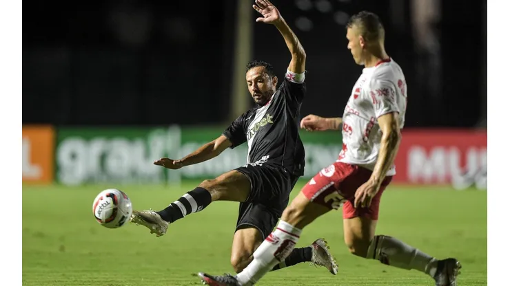 Aos 40 anos, Nenê tem números de destaque no Vasco somanda 2021 e 2022 (Foto: Thiago Ribeiro/AGIF)