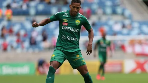 João Lucas está prestes a completar 50 jogos com a camisa do Cuiabá (Foto: Gil Gomes/AGIF)