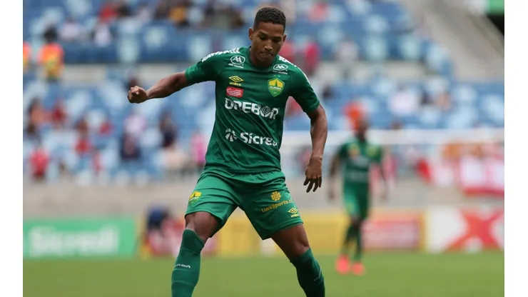 João Lucas está prestes a completar 50 jogos com a camisa do Cuiabá (Foto: Gil Gomes/AGIF)