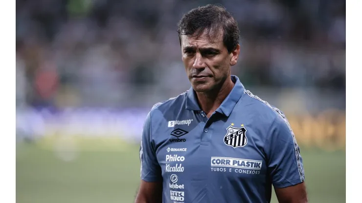Fabián Bustos, treinador do Santos (Foto: Ettore Chiereguini/AGIF)