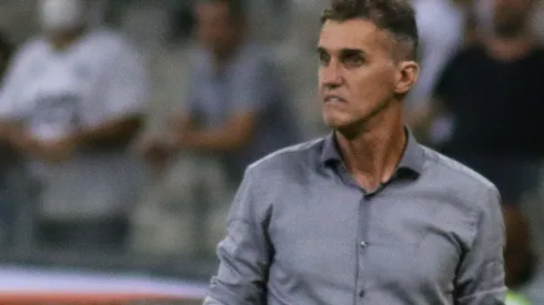 Mancini e presidente do América reclamam de gol impedido do Atlético-MG (Foto: Fernando Moreno/AGIF)