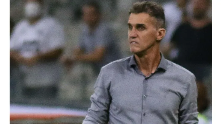 Mancini e presidente do América reclamam de gol impedido do Atlético-MG (Foto: Fernando Moreno/AGIF)