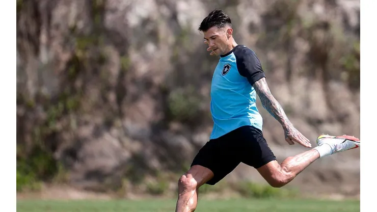Cuesta já treina com o elenco do Botafogo (Foto: Vitor Silva/Botafogo)