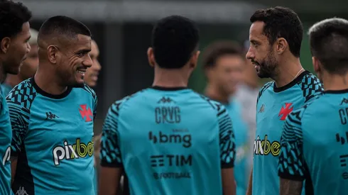 Nenê se desculpou por atitude após ser substituído contra o Vila Nova (Foto: Thiago Ribeiro/AGIF)