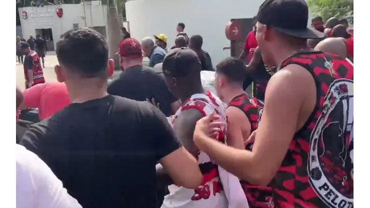 Torcida do Flamengo em protesto no Ninho do Urubu (Foto: Reprodução / Twitter)
