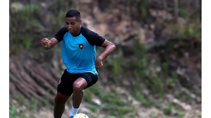 Victor Sá se anima com estreia com casa cheia no Brasileirão (Foto: Vitor Silva/Botafogo)