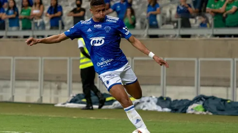 Rafael Santos renova com o Cruzeiro até 2024 (Foto: Alessandra Torres/AGIF)