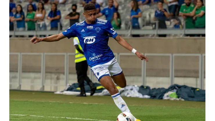 Rafael Santos renova com o Cruzeiro até 2024 (Foto: Alessandra Torres/AGIF)