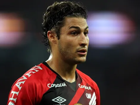 Gigante brasileiro tenta contratação de Marcinho, ex-Athletico Paranaense