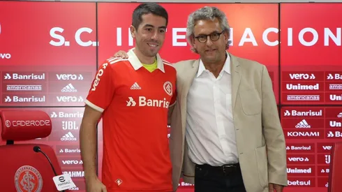 Papaléo na apresentação do uruguaio Carlos de Pena (Créditos: Ricardo Duarte/Internacional)