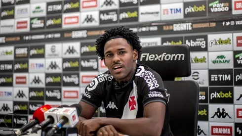 Lucas Oliveira foi apresentado oficialmente nesta quinta-feira, dia 7 (Foto: Daniel RAMALHO/VASCO)