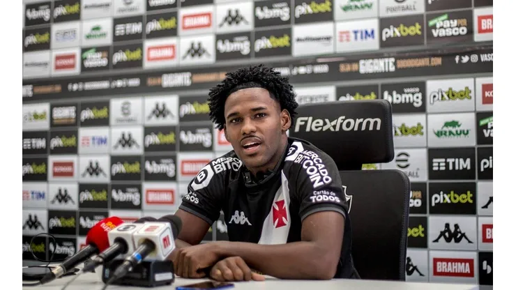 Lucas Oliveira foi apresentado oficialmente nesta quinta-feira, dia 7 (Foto: Daniel RAMALHO/VASCO)