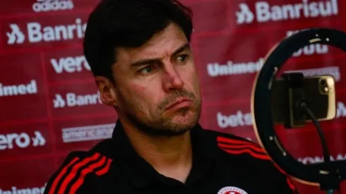 Alexander Medina, treinador do Internacional (Foto: Luiz Erbes/AGIF)