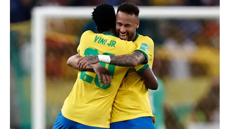 Neymar e Vinícius Júnior comemoram gol com a camisa da seleção brasileira (Foto: Getty Images)