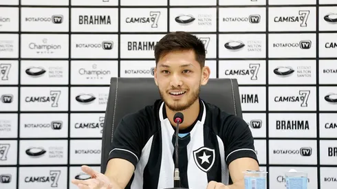 Oyama volta ao Botafogo e é apresentado oficialmente (Foto: Vitor Silva/Botafogo)