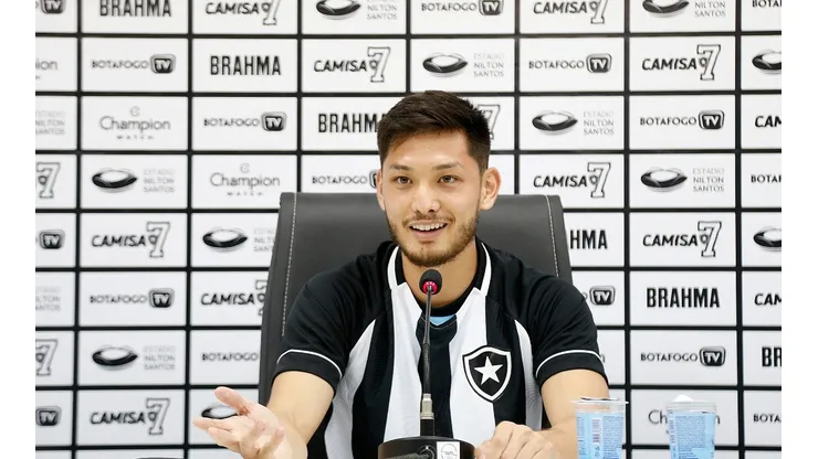 Oyama volta ao Botafogo e é apresentado oficialmente (Foto: Vitor Silva/Botafogo)