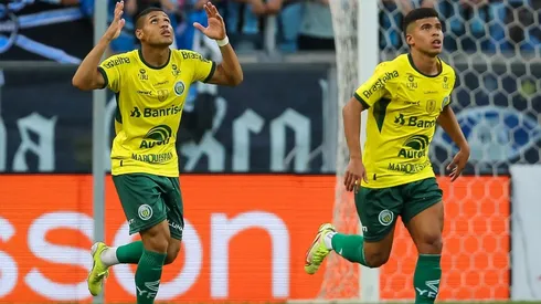 Acertado com o Vasco, Erick (esquerda) foi o artilheiro isolado do Campeonato Gaúcho (Foto: Pedro H. Tesch/AGIF)