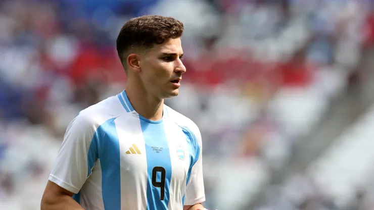 Julian Álvarez abriu o jogo (Foto: Claudio Villa/Getty Images)