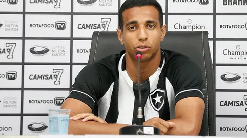 Victor Sá é apresentado oficialmente no Botafogo (Foto: Vitor Silva/Botafogo)