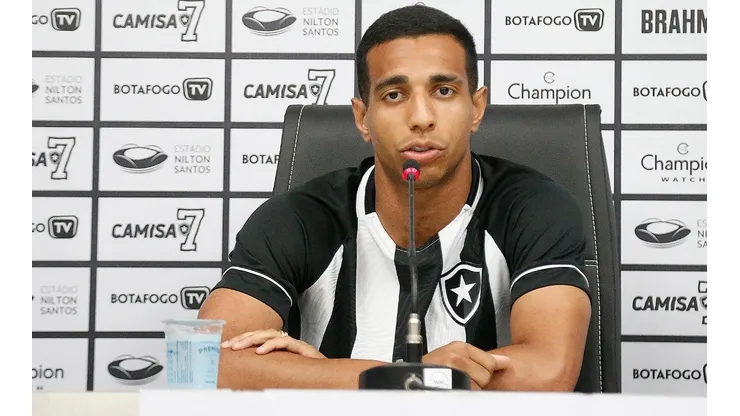 Victor Sá é apresentado oficialmente no Botafogo (Foto: Vitor Silva/Botafogo)