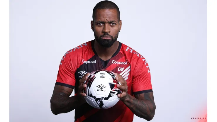 Dedé é anunciado oficialmente como novo reforço do Athletico (Foto: Fabio Wosniak/athletico.com.br)