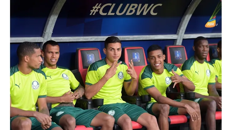 Renan (centro) tem propostas do Fortaleza e do Bragantino