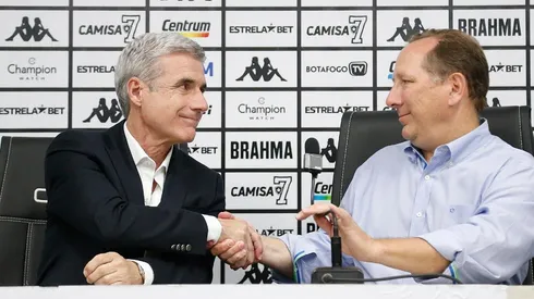 Luís Castro foi apresentado oficialmente no Botafogo com a presença de John Textor (Foto: Vitor Silva/Botafogo)