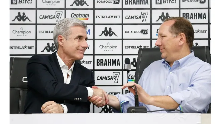 Luís Castro foi apresentado oficialmente no Botafogo com a presença de John Textor (Foto: Vitor Silva/Botafogo)