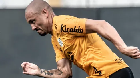 Maicon foi apresentado oficialmente no Santos (Foto: Ivan Storti/Santos FC)